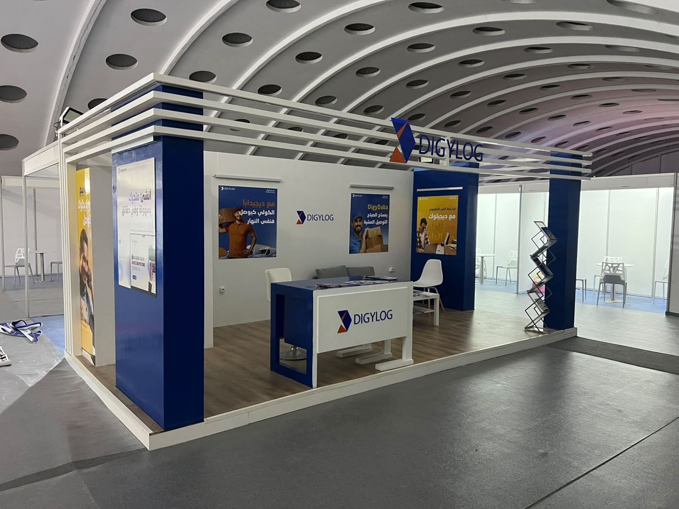 Stand Digylog bleu et blanc dans un salon