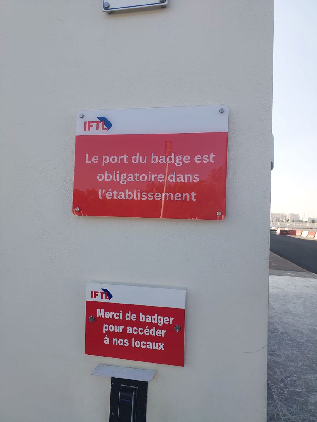 Plaques IFTL en plexiglas rouge et blanc fixées par entretoises