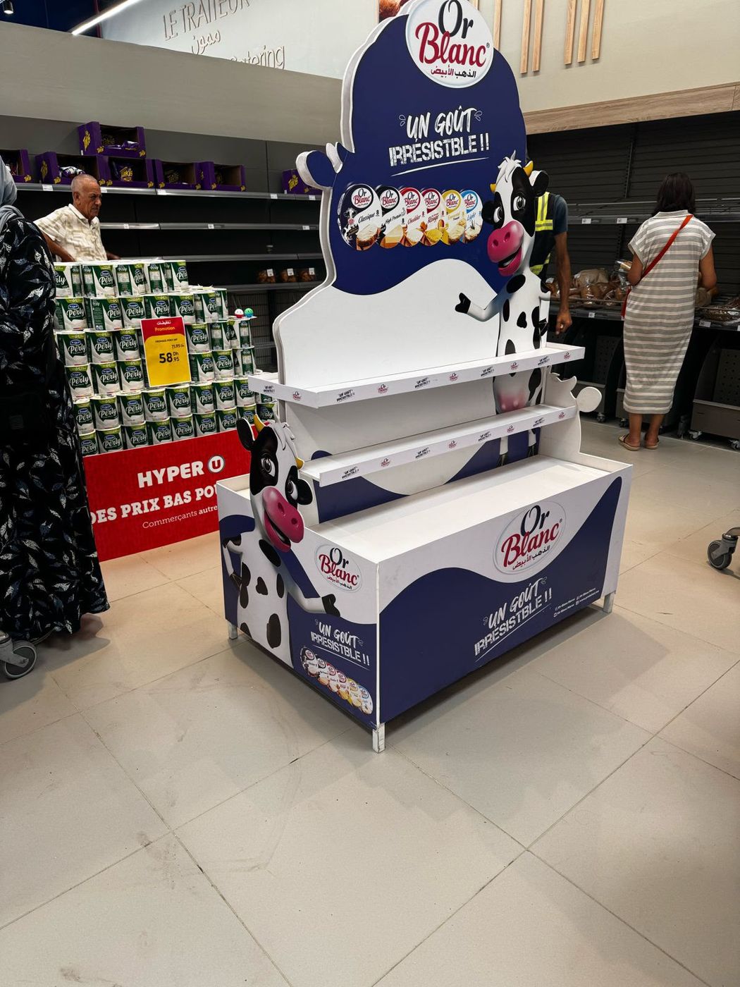 Présentoir Or Blanc en magasin, découpe vache et étagères