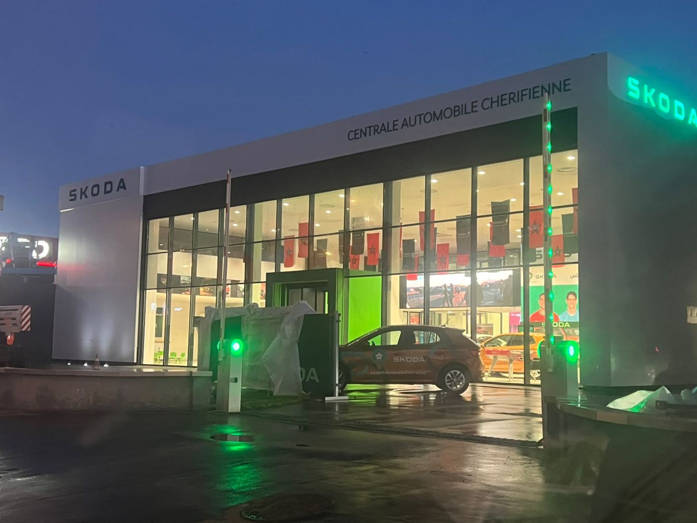 Showroom Skoda de nuit, lettres lumineuses vertes