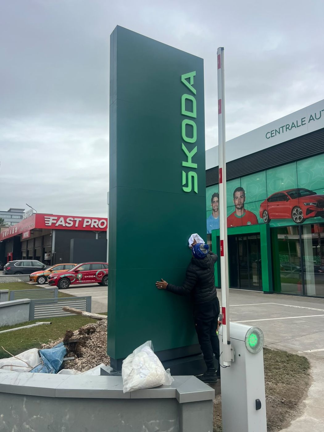 Totem Skoda vert avec lettres en relief